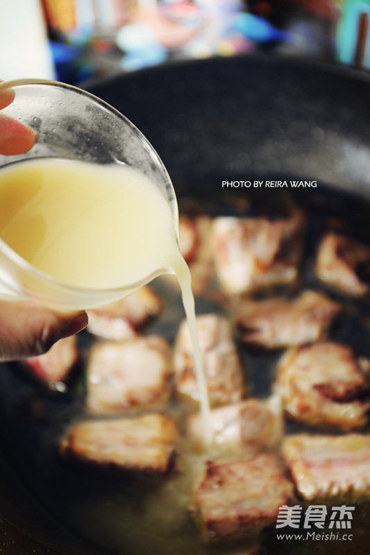 <a href=/shicai/guopin/LiZi/index.html target=_blank><u>栗子</u></a>焖<a href=/shicai/rouqin/PaiGu/index.html target=_blank><u>排骨</u></a>的做法