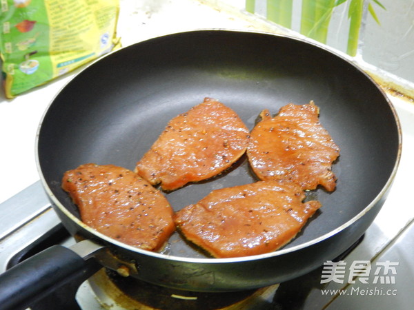 黑椒<a href=/shicai/rouqin/ZhuPai/index.html target=_blank><u>猪排</u></a>的做法