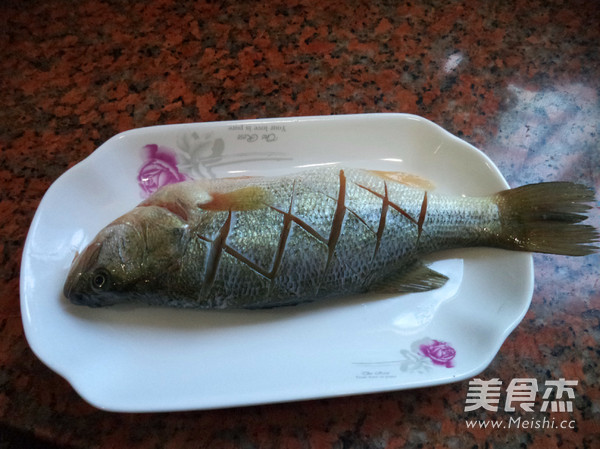 <a href=/shicai/shucai/ZiSu/index.html target=_blank><u>紫苏</u></a>烧<a href=/shicai/shuichanpin/LuYu/index.html target=_blank><u>鲈鱼</u></a>的做法