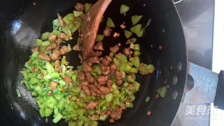 <a href=/shicai/shucai/WoSun/index.html target=_blank><u>莴笋</u></a><a href=/shicai/guopin/YaoGuo/index.html target=_blank><u>腰果</u></a><a href=/shicai/rouqin/NiuRou/index.html target=_blank><u>牛肉</u></a>丁的做法