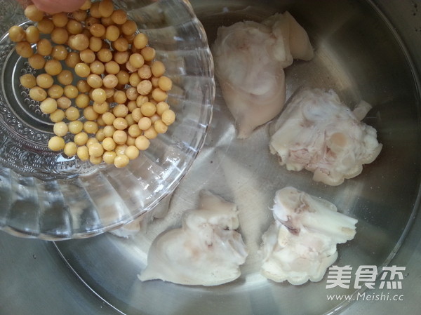 <a href=/shicai/shucai/LianOu/index.html target=_blank><u>莲<a href=/shicai/shucai/Ou/index.html target=_blank><u>藕</u></a></u></a>炖猪手的做法