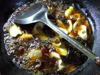 黑<a href=/shicai/shucai/MuEr/index.html target=_blank><u>木耳</u></a>烧雷笋