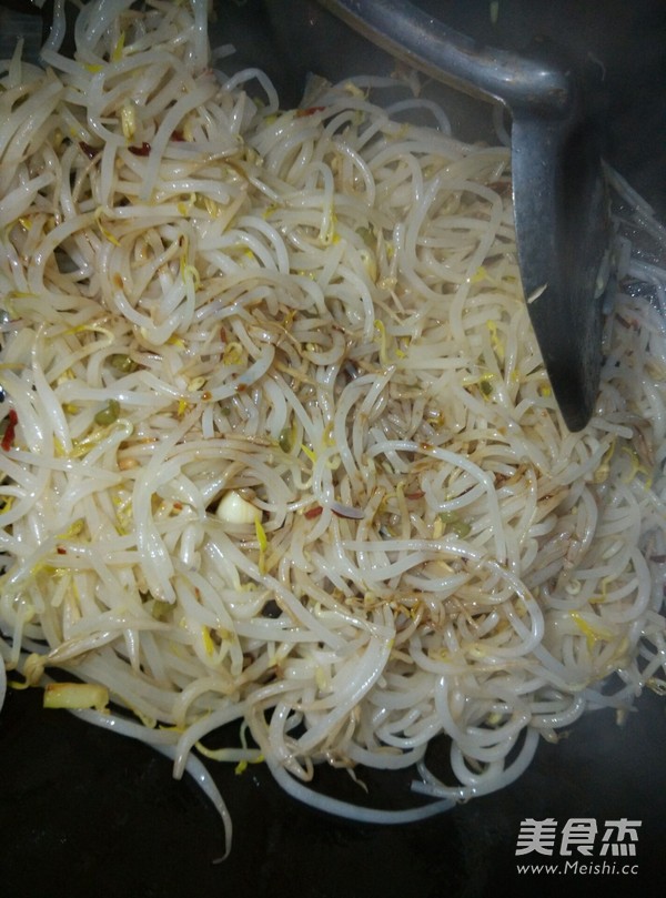 家常版炒绿<a href=/shicai/shucai/DouYa/index.html target=_blank><u>豆芽</u></a>的做法