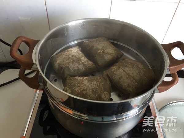 荷香八宝<a href=/shicai/mimian/NuoMi/index.html target=_blank><u>糯米</u></a>鸡的做法