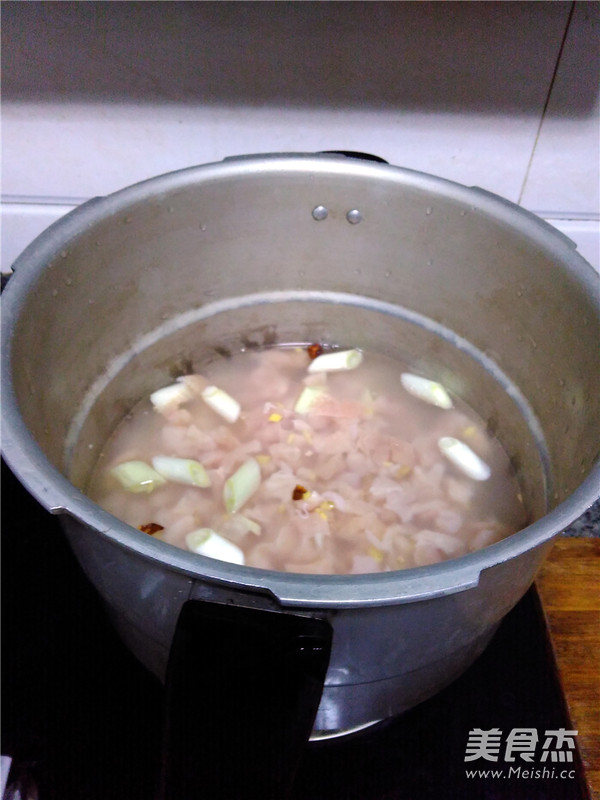 自制<a href=/shicai/rouqin/ZhengJi/index.html target=_blank><u>鸡肉</u></a>松的做法