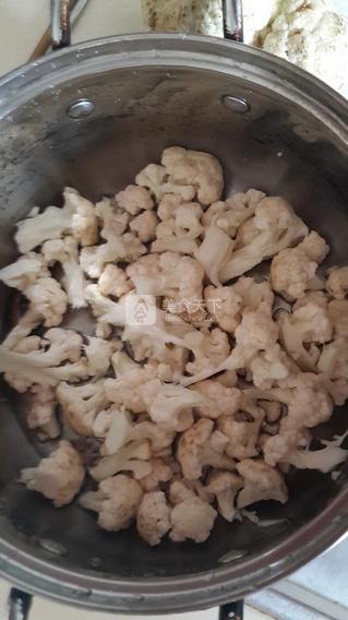 高汤炖葱<a href=/shicai/shucai/XiangCai/index.html target=_blank><u>香菜</u></a>花