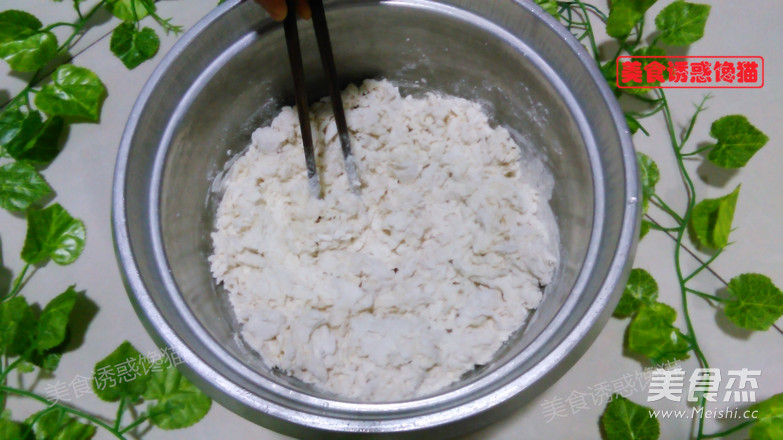 蚝油椒盐<a href=/shicai/shucai/JuHua/index.html target=_blank><u>菊花</u></a>卷的做法