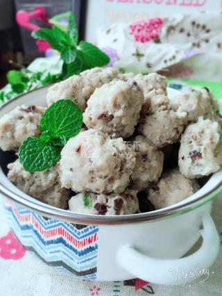 手打<a href=/shicai/shucai/XiangGu/index.html target=_blank><u>香菇</u></a>小肉丸