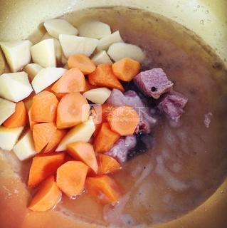 <a href=/shicai/rouqin/ZhuRou/index.html target=_blank><u>猪肉</u></a>罐头苏伯汤