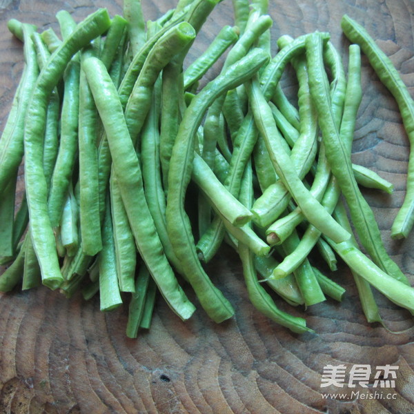 肉蒸<a href=/shicai/shucai/DouJiao/index.html target=_blank><u>豆角</u></a>的做法