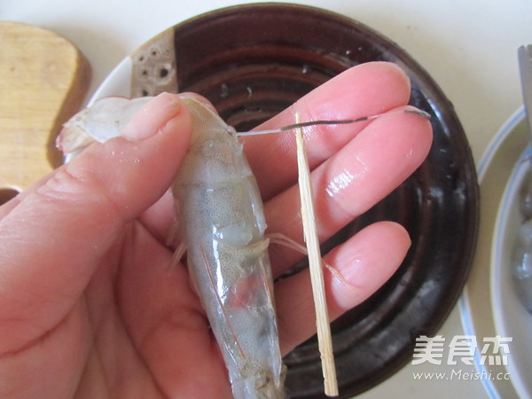 年年高---鲜虾炒<a href=/shicai/mimian/NianGao/index.html target=_blank><u>年糕</u></a>的做法