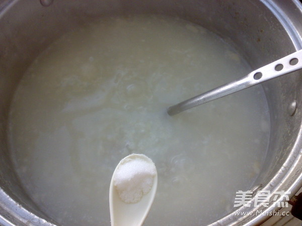 咸猪骨<a href=/shicai/shucai/JieCai/index.html target=_blank><u>芥菜</u></a>粥的做法