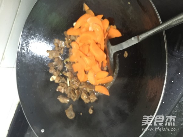 <a href=/shicai/shucai/LaJiao/index.html target=_blank><u>辣椒</u></a>红<a href=/shicai/shucai/LuoBo/index.html target=_blank><u>萝卜</u></a><a href=/shicai/rouqin/PaiGu/index.html target=_blank><u>排骨</u></a>的做法