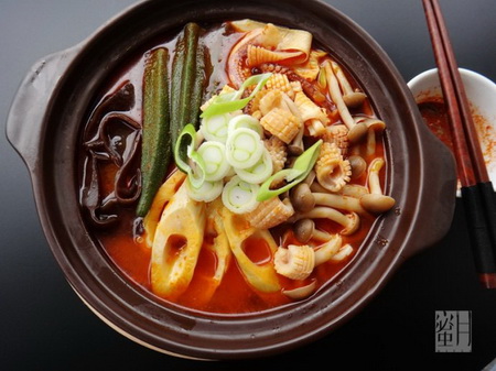 凯里酸汤<a href=/shicai/shuichanpin/YouYu/index.html target=_blank><u>鱿鱼</u></a>锅的做法