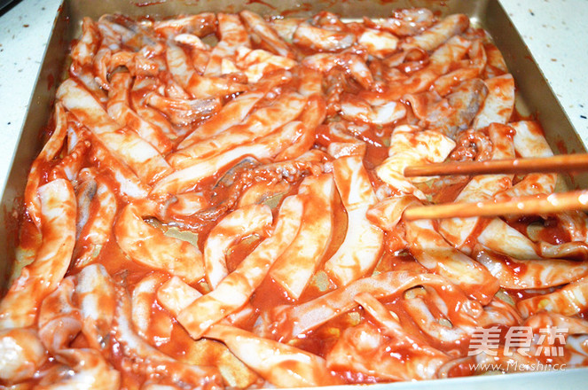 披萨酱烤<a href=/shicai/shuichanpin/YouYu/index.html target=_blank><u>鱿鱼</u></a>的做法