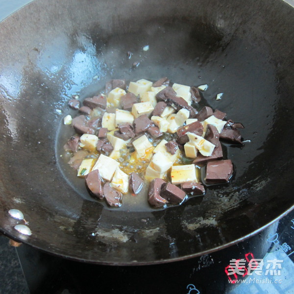 <a href=/shicai/shucai/XiQin/index.html target=_blank><u>西芹</u></a><a href=/shicai/rouqin/zhuXue/index.html target=_blank><u>猪<a href=/shicai/rouqin/Xue/index.html target=_blank><u>血</u></a></u></a><a href=/shicai/mimian/DouFu/index.html target=_blank><u>豆腐</u></a>丁的做法