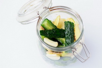 爽辣腌<a href=/shicai/shucai/HuangGua/index.html target=_blank><u>黄瓜</u></a>步骤7