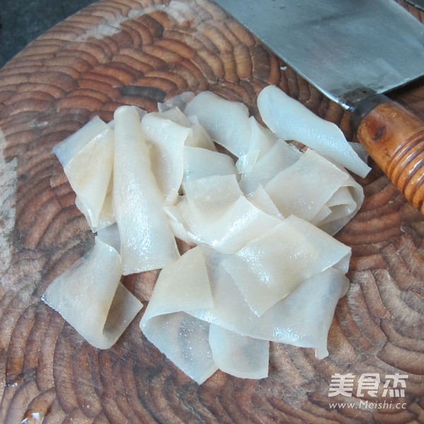 金针菇煮<a href=/shicai/mimian/FenPi/index.html target=_blank><u>粉皮</u></a>的做法