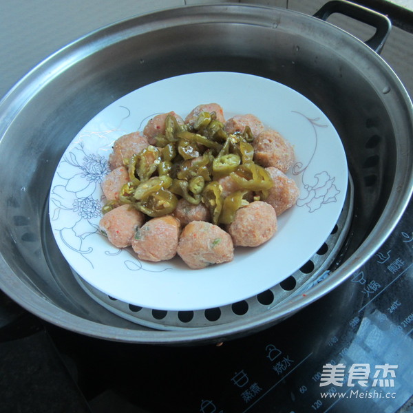 酸<a href=/shicai/shucai/LaJiao/index.html target=_blank><u>辣椒</u></a>蒸肉丸的做法