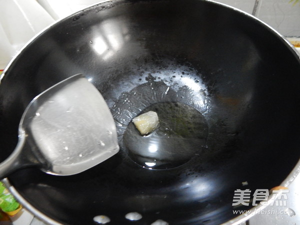 <a href=/shicai/shucai/YuTou/index.html target=_blank><u>芋头</u></a>烧肉的做法