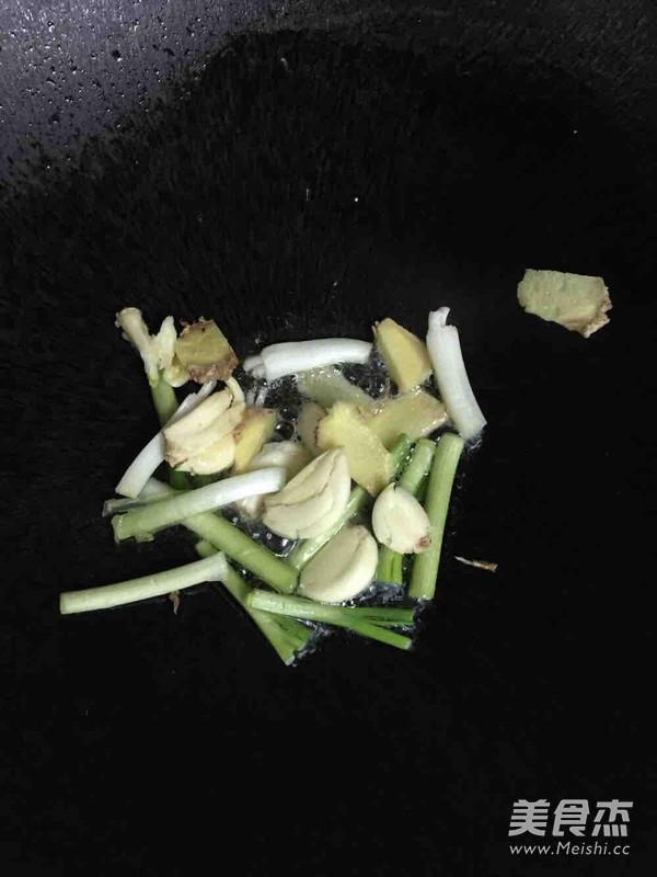 <a href=/shicai/shucai/TuDou/index.html target=_blank><u>土豆</u></a>焖<a href=/shicai/rouqin/PaiGu/index.html target=_blank><u>排骨</u></a>的做法