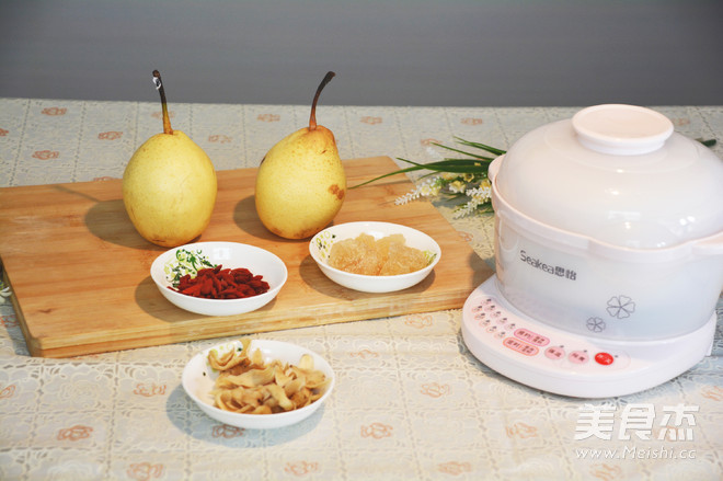 <a href=/shicai/shucai/BaiHe/index.html target=_blank><u>百合</u></a>炖雪<a href=/shicai/guopin/Li/index.html target=_blank><u>梨</u></a>的做法