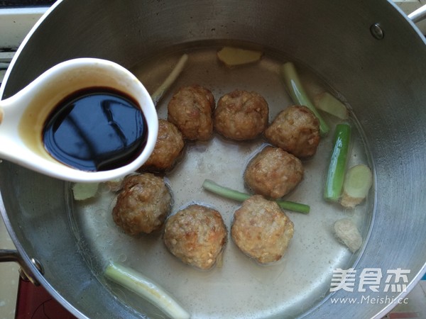 <a href=zt/hsszt target=_blank><u>红烧狮子头</u></a>的做法