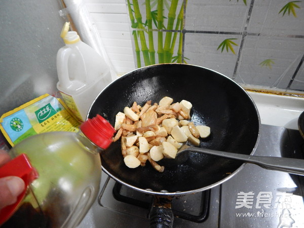 <a href=/shicai/shucai/YuTou/index.html target=_blank><u>芋头</u></a>烧肉的做法