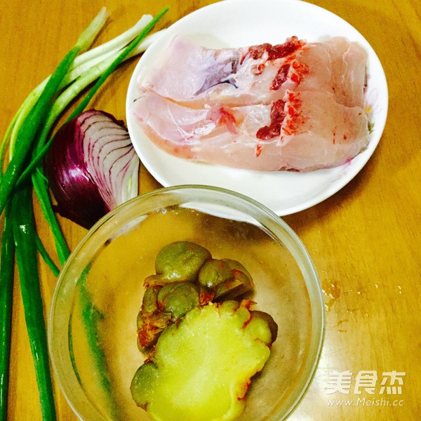 <a href=/shicai/shucai/ZhaCai/index.html target=_blank><u>榨菜</u></a>蒸鱼的做法