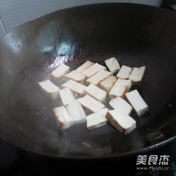 <a href=/shicai/mimian/XiangGan/index.html target=_blank><u>香干</u></a><a href=/shicai/shucai/QinCai/index.html target=_blank><u>芹菜</u></a>烧烤肠的做法