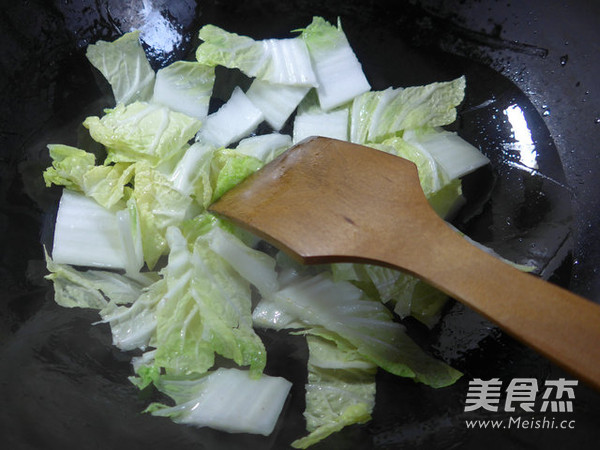 <a href=/shicai/shucai/BaiCai/index.html target=_blank><u>白菜</u></a><a href=/shicai/mimian/YouTiao/index.html target=_blank><u>油条</u></a>煮<a href=/shicai/mimian/NianGao/index.html target=_blank><u>年糕</u></a>的做法