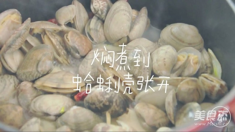 铸铁锅酒蒸<a href=/shicai/shuichanpin/HaLi/index.html target=_blank><u>蛤蜊</u></a>的做法