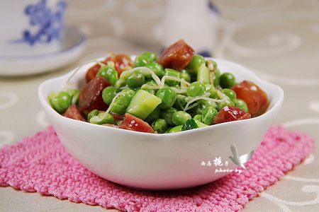 <a href=/shicai/rouqin/XiangChang/index.html target=_blank><u>香肠</u></a>炒豌<a href=/shicai/shucai/DouYa/index.html target=_blank><u>豆芽</u></a>