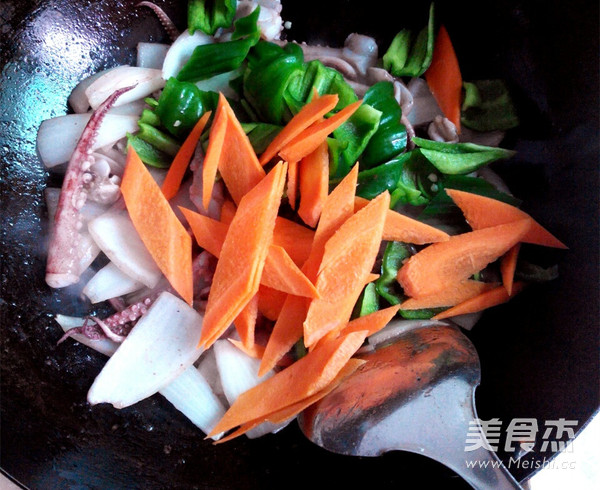 <a href=/shicai/shucai/YangCong/index.html target=_blank><u>洋葱</u></a>鱿<a href=/shicai/shuichanpin/YuYuTou/index.html target=_blank><u>鱼头</u></a>的做法