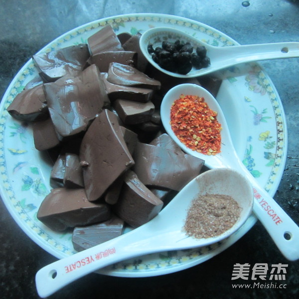<a href=/shicai/mimian/HeiDou/index.html target=_blank><u>黑豆</u></a>豉煮<a href=/shicai/rouqin/zhuXue/index.html target=_blank><u>猪<a href=/shicai/rouqin/Xue/index.html target=_blank><u>血</u></a></u></a>的做法