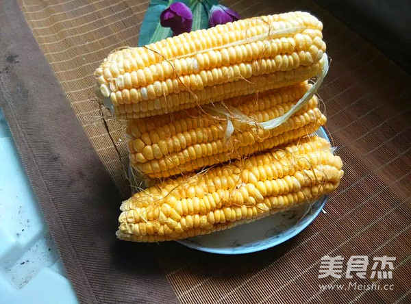水煮甜<a href=/shicai/mimian/YuMi/index.html target=_blank><u>玉米</u></a>的做法