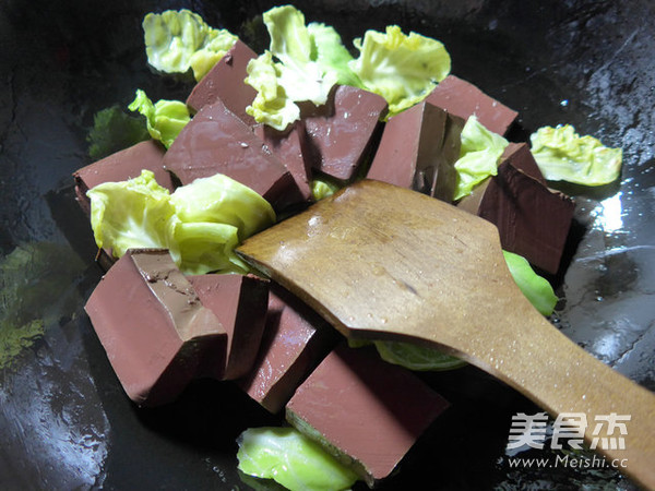 <a href=/shicai/shucai/YuanBaiCai/index.html target=_blank><u>圆<a href=/shicai/shucai/BaiCai/index.html target=_blank><u>白菜</u></a></u></a>煮<a href=/shicai/rouqin/YaXie/index.html target=_blank><u>鸭<a href=/shicai/rouqin/Xue/index.html target=_blank><u>血</u></a></u></a>的做法