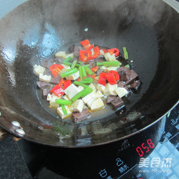 <a href=/shicai/shucai/XiQin/index.html target=_blank><u>西芹</u></a><a href=/shicai/rouqin/zhuXue/index.html target=_blank><u>猪<a href=/shicai/rouqin/Xue/index.html target=_blank><u>血</u></a></u></a><a href=/shicai/mimian/DouFu/index.html target=_blank><u>豆腐</u></a>丁的做法