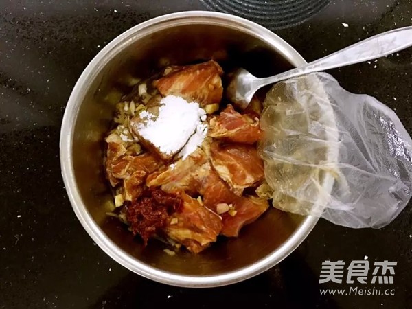 <a href=/shicai/mimian/XiaoMi/index.html target=_blank><u>小米</u></a>蒸<a href=/shicai/rouqin/PaiGu/index.html target=_blank><u>排骨</u></a>的做法