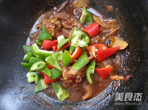 叶蘑焖<a href=/shicai/rouqin/JiTui/index.html target=_blank><u>鸡腿</u></a>的做法