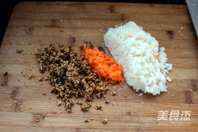 <a href=zt/hsszt target=_blank><u>红烧狮子头</u></a>的做法