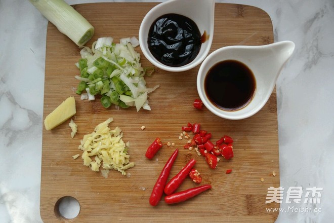 王府<a href=/shicai/diaoweipin/CongYou/index.html target=_blank><u>葱油</u></a><a href=/shicai/shucai/XingBaoGu/index.html target=_blank><u><a href=/shicai/guopin/Xing/index.html target=_blank><u>杏</u></a>鲍菇</u></a>的做法