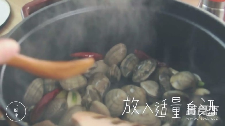 铸铁锅酒蒸<a href=/shicai/shuichanpin/HaLi/index.html target=_blank><u>蛤蜊</u></a>的做法