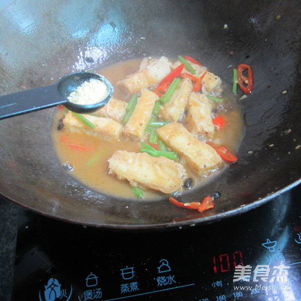 <a href=/shicai/mimian/HeiDou/index.html target=_blank><u>黑豆</u></a>豉煮<a href=/shicai/mimian/DouFu/index.html target=_blank><u>豆腐</u></a>的做法