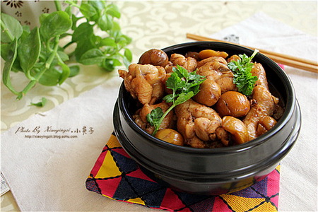 <a href=/shicai/rouqin/JiChi/index.html target=_blank><u>鸡翅</u></a>根烧<a href=/shicai/shucai/BanLi/index.html target=_blank><u>板栗</u></a>的做法