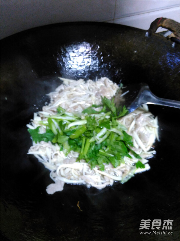 <a href=/shicai/shucai/XingBaoGu/index.html target=_blank><u><a href=/shicai/guopin/Xing/index.html target=_blank><u>杏</u></a>鲍菇</u></a>肉丝的做法