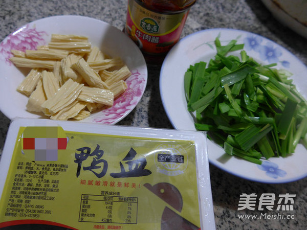 <a href=/shicai/shucai/JiuCai/index.html target=_blank><u>韭菜</u></a><a href=/shicai/mimian/FuZhu/index.html target=_blank><u>腐竹</u></a>煮<a href=/shicai/rouqin/YaXie/index.html target=_blank><u>鸭<a href=/shicai/rouqin/Xue/index.html target=_blank><u>血</u></a></u></a>的做法