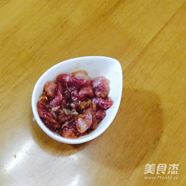 肉片炒<a href=/shicai/shucai/XiLanHua/index.html target=_blank><u>西兰花</u></a>的做法