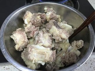 <a href=/shicai/rouqin/NiuPai/index.html target=_blank><u>牛排</u></a>清炖白<a href=/shicai/shucai/LuoBo/index.html target=_blank><u>萝卜</u></a>