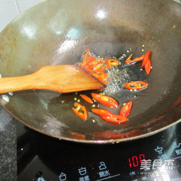 <a href=/shicai/mimian/HeiDou/index.html target=_blank><u>黑豆</u></a>豉煮<a href=/shicai/mimian/DouFu/index.html target=_blank><u>豆腐</u></a>的做法